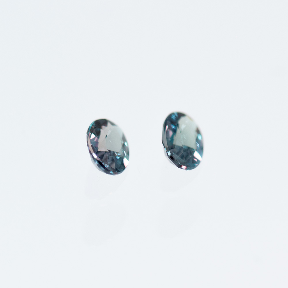 ブラジル産・アレキサンドライト（ペア）斜面の写真