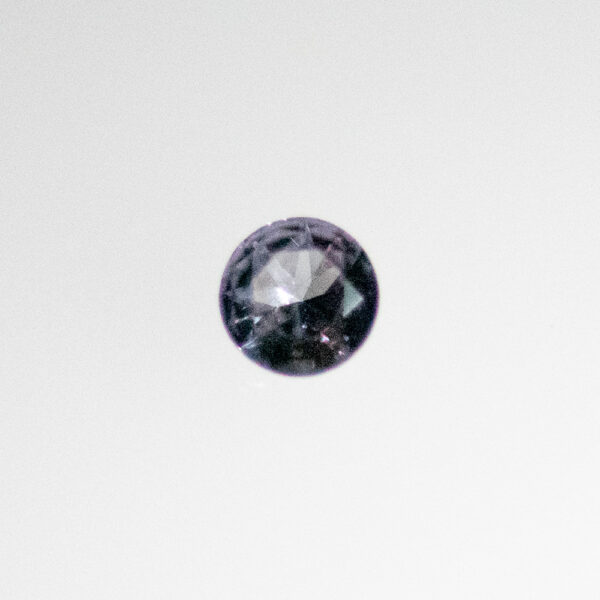 カラーチェンジガーネット 0.13ct 2つの顔を持つ希少石