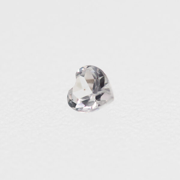 ホワイトジルコン 0.35ct ころっと愛らしいハートシェイプ